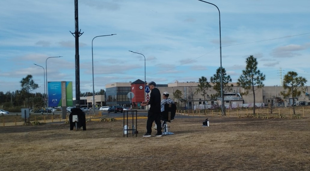 ¿Nueva modalidad de trabajo? Barbero decide innovar y corta el pelo al aire libre